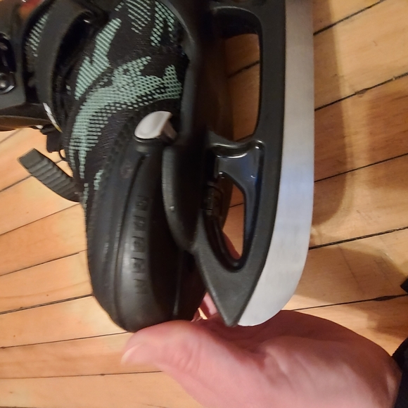 Adjustable Razor Kids Ice Skates with Protection - Picture 4 of 6